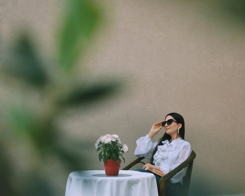 Persona disfrutando un momento de paz con comida fresca
